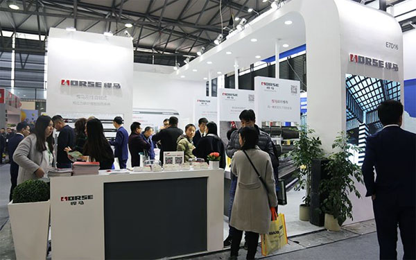 悍马HUMMER展台